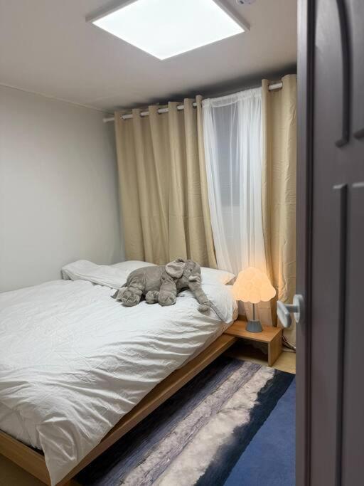 Kojjeebnb Bed Room2, Qeen Size Bed2, Tv 2, #kspo#jyp#hanriver Seoul
