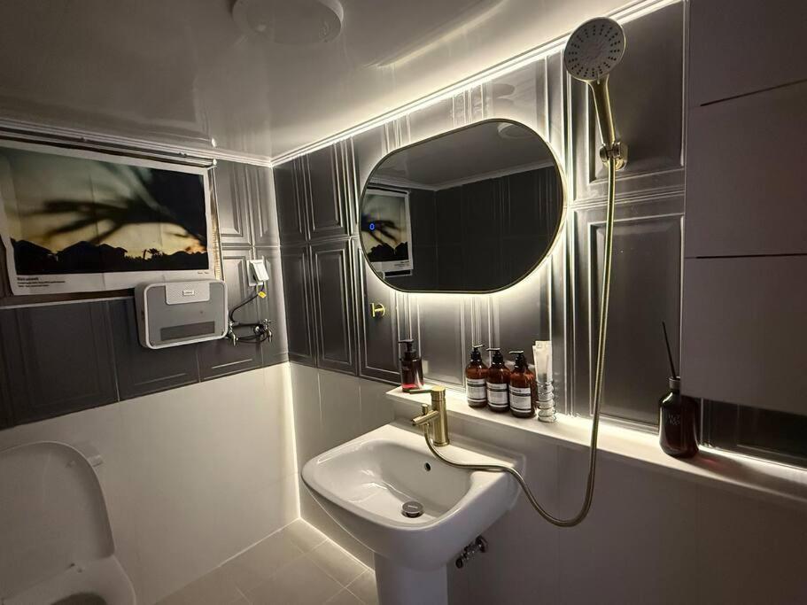 Apartment Kojjeebnb Bed Room2, Qeen Size Bed2, Tv 2, #kspo#jyp#hanriver Seoul