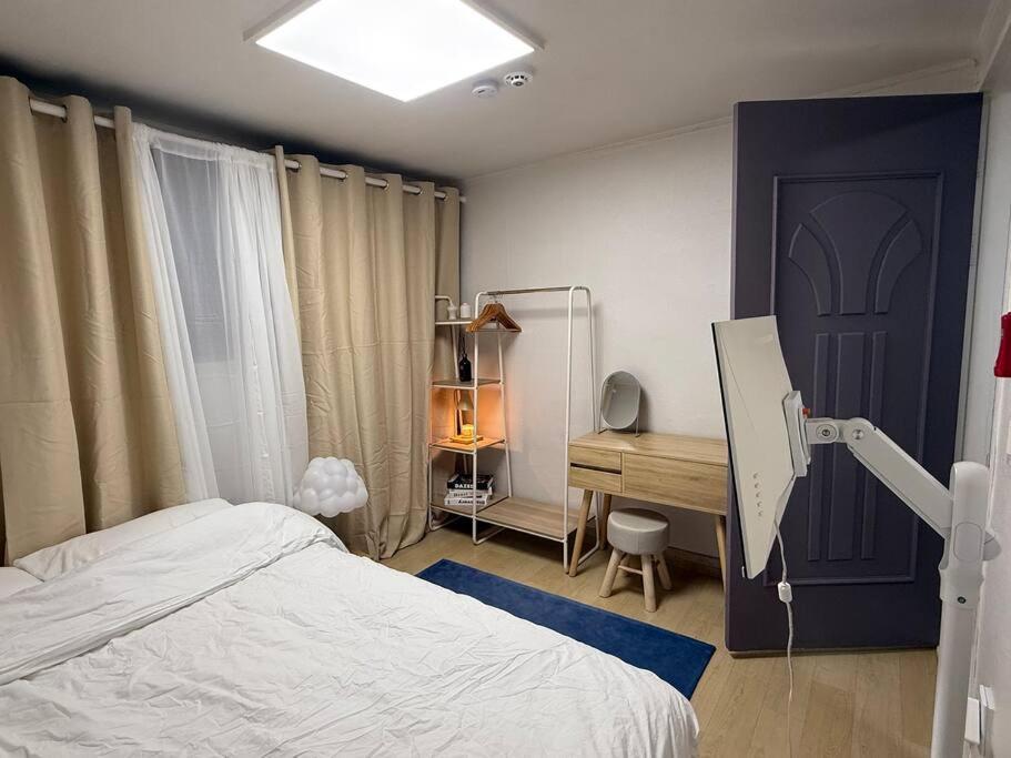 Kojjeebnb Bed Room2, Qeen Size Bed2, Tv 2, #kspo#jyp#hanriver Seoul